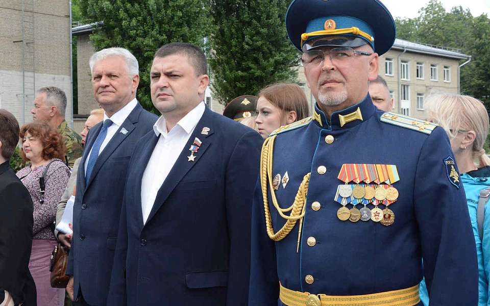 С последним звонком поздравили выпускников кадетского корпуса воронежские депутаты