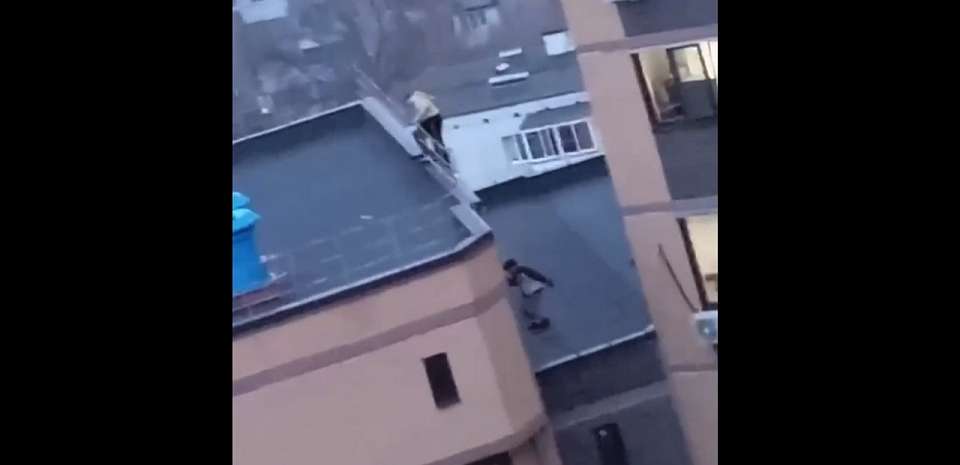 Воронежцы были встревожены появлением детей на крыше 17-этажного дома