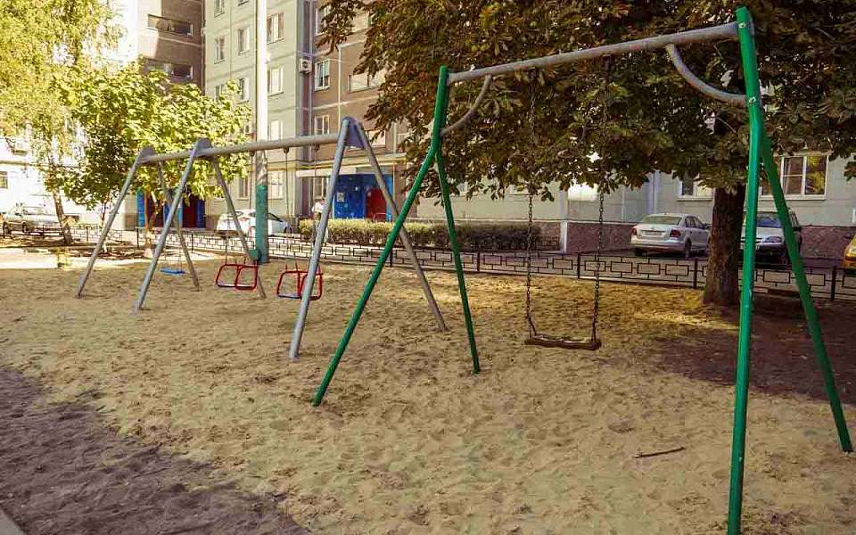 Уголовное дело возбудили после падения девочки с качелей в Воронеже