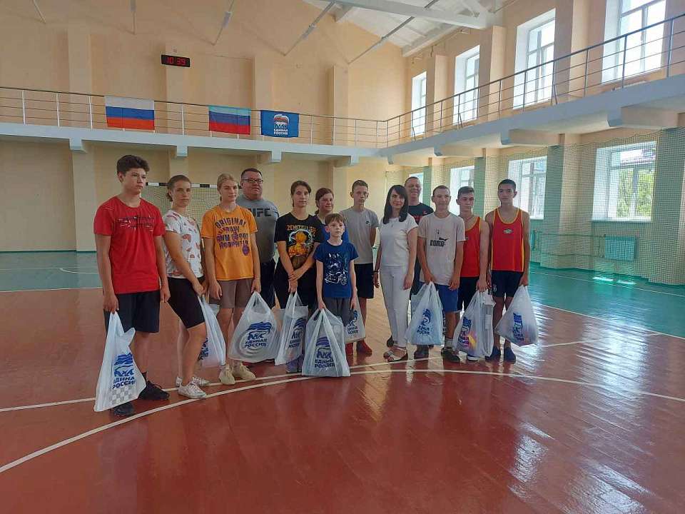 Депутаты Воронежской гордумы предоставили участникам марафона «Сила России» в Луганской области памятные сувениры