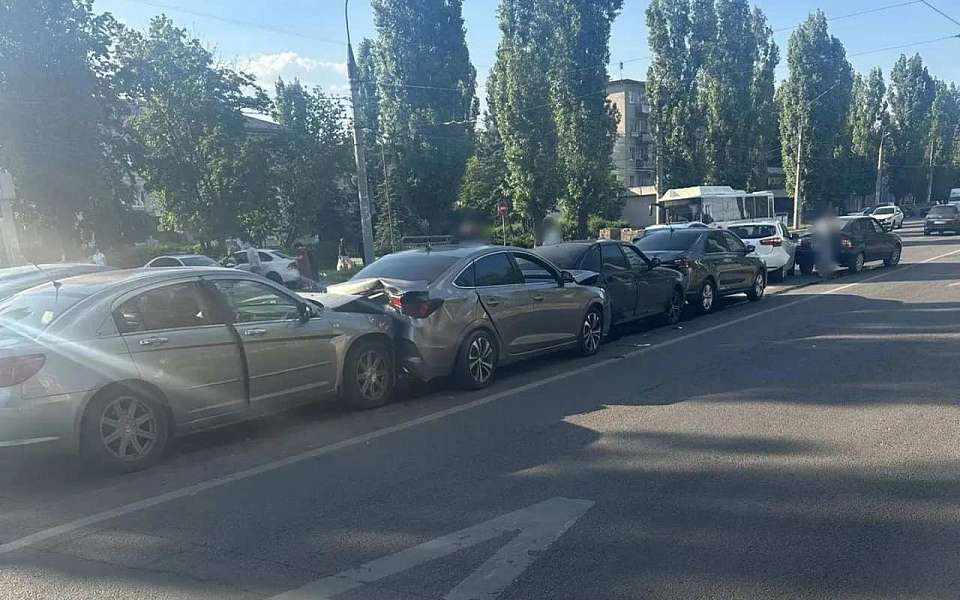 Годовалый малыш и две женщины пострадали в ДТП шести автомобилей в Воронеже