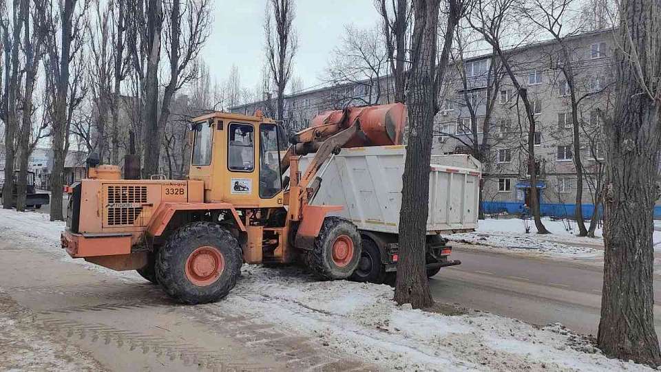 Каждую смену на улицы района продолжает выходить около 20 единиц коммунальной техники
