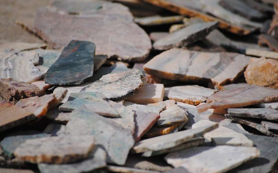 Детонация повредила хозпостройки, гараж и автомобиль в воронежской Ольховатке