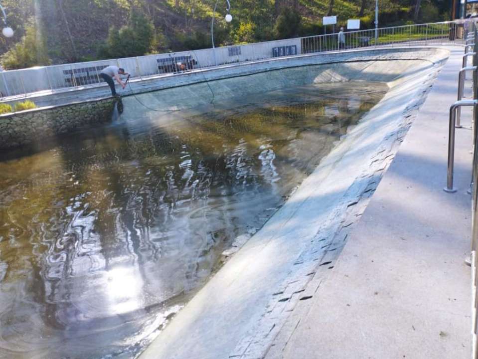 Чашу озера почистили в Воронежском центральном парке  