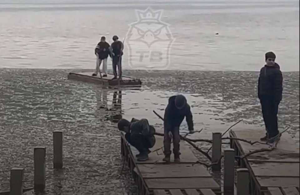Воронежские подростки устроили заплыв на самодельном плоту в парке «Дельфин»