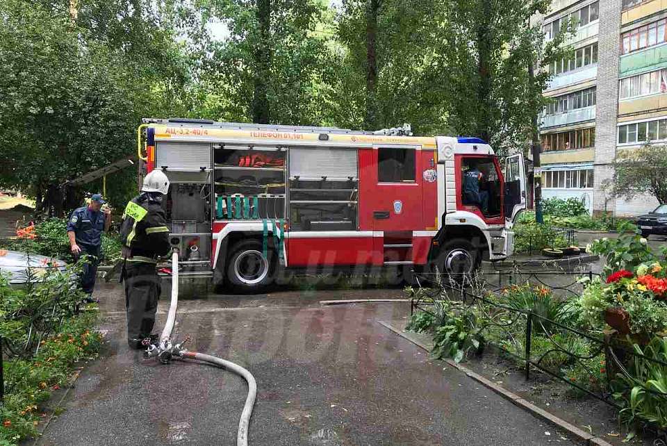 В масках спасаемого с пожара в многоэтажном доме в Воронеже вывели 4 человек