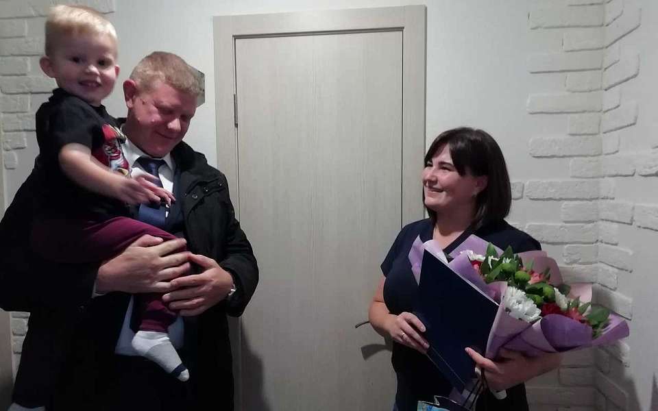 В Воронеже Благодарственное письмо от командования вручили супруге бойца СВО