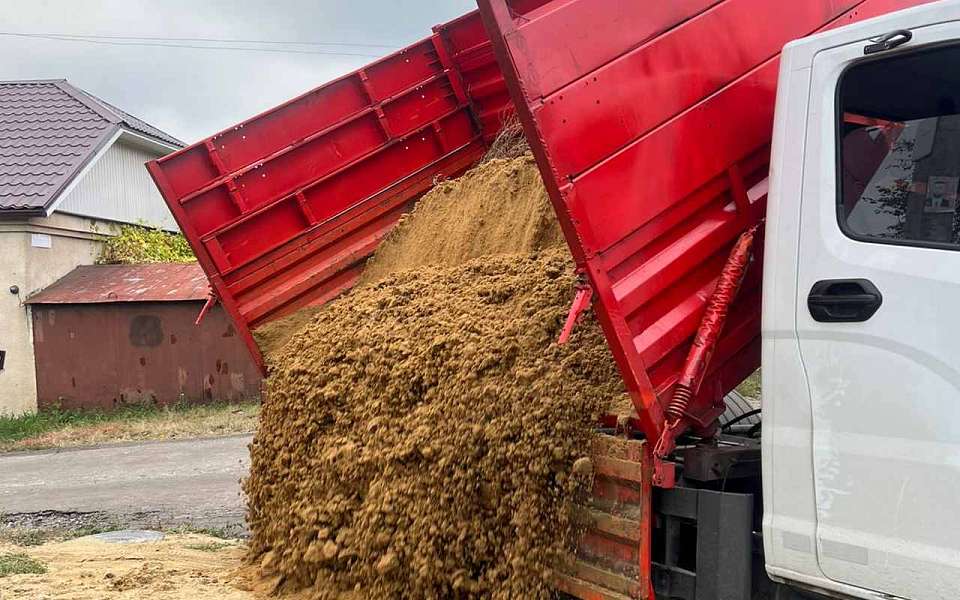 В Ленинском районе коммунальщики обеспечивают жителей частного сектора материалом для борьбы с гололедом