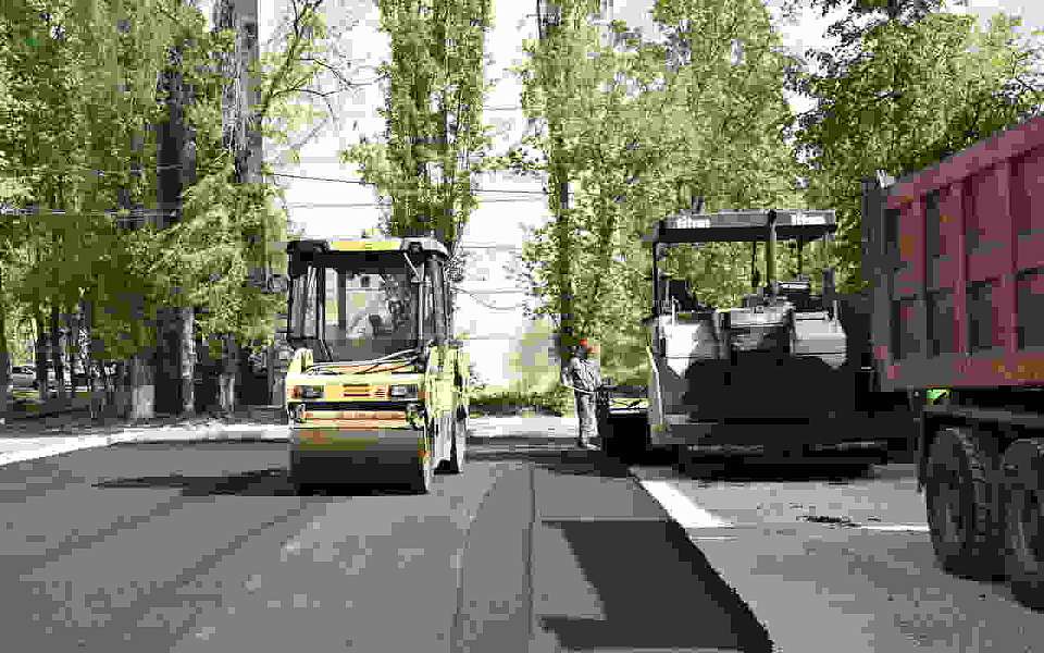 В Железнодорожном районе ремонтируют верхние изношенные слои дорожного покрытия