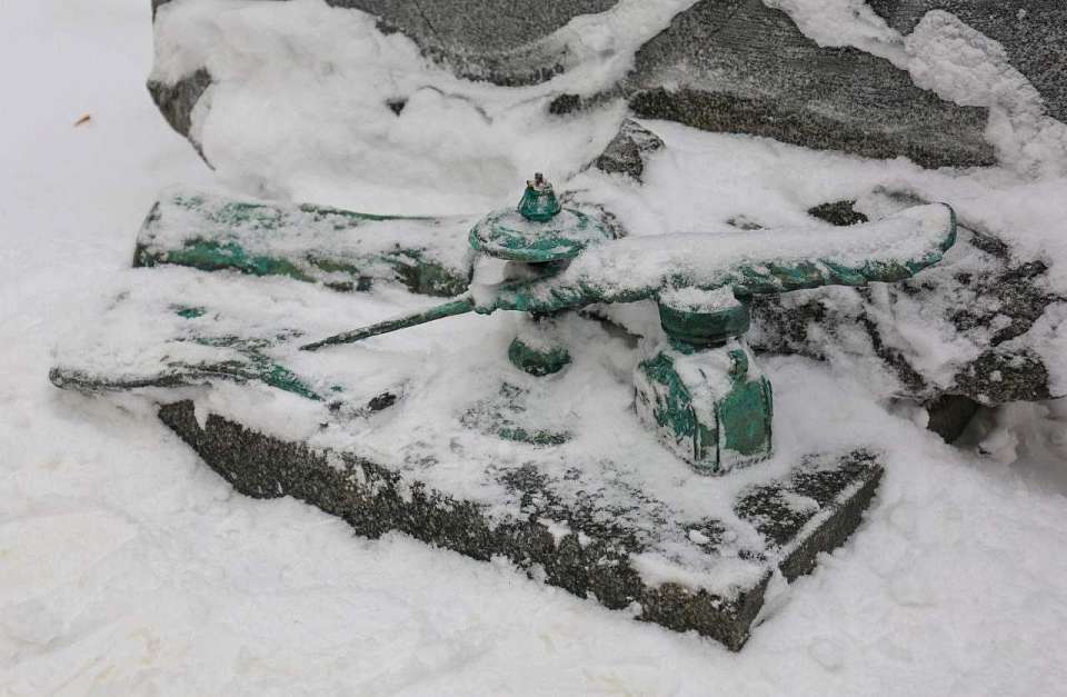 Повреждённую в Воронеже скульптуру "Подпись Петра I" передали в управление культуры