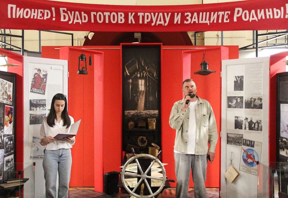 «Мода как политика» и «Страна Гайдарика»: в Воронеже открылись две необычные выставки