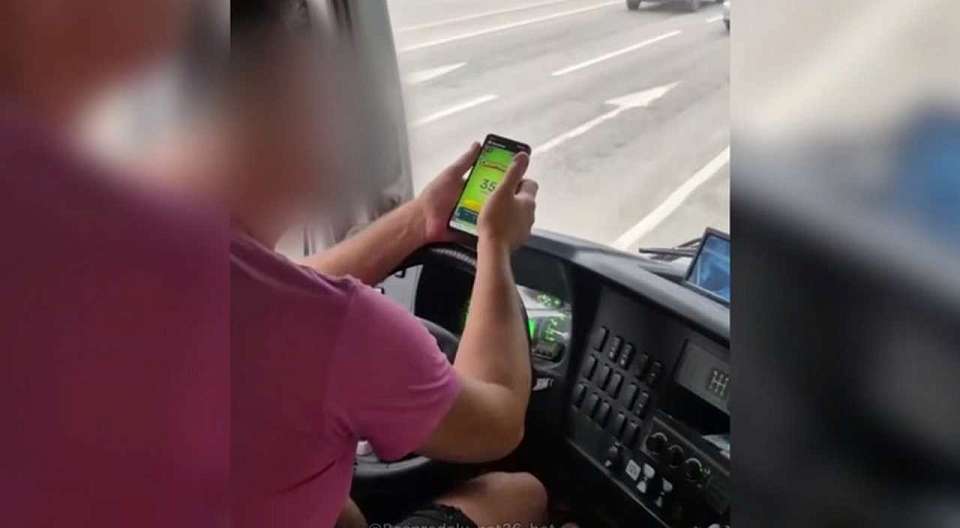 За опасное вождение в Воронеже оштрафовали водителя-игромана