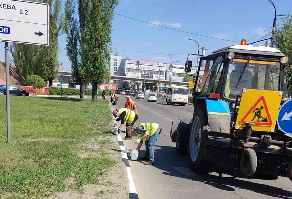 На территории района продолжается нанесение вертикальной разметки 