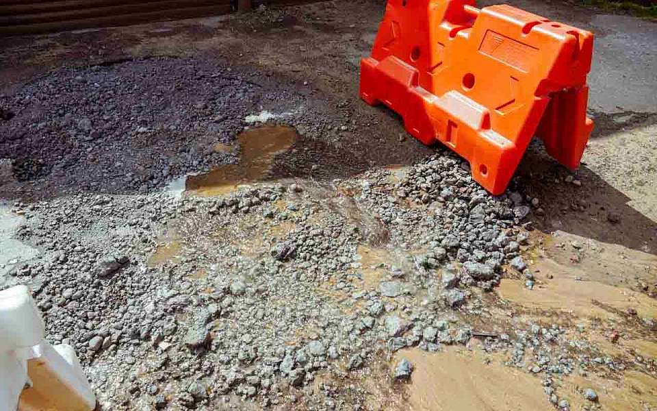 Из-за прорыва трубы без воды остались 12 улиц и перекрыли движение по Антонова-Овсеенко в Воронеже