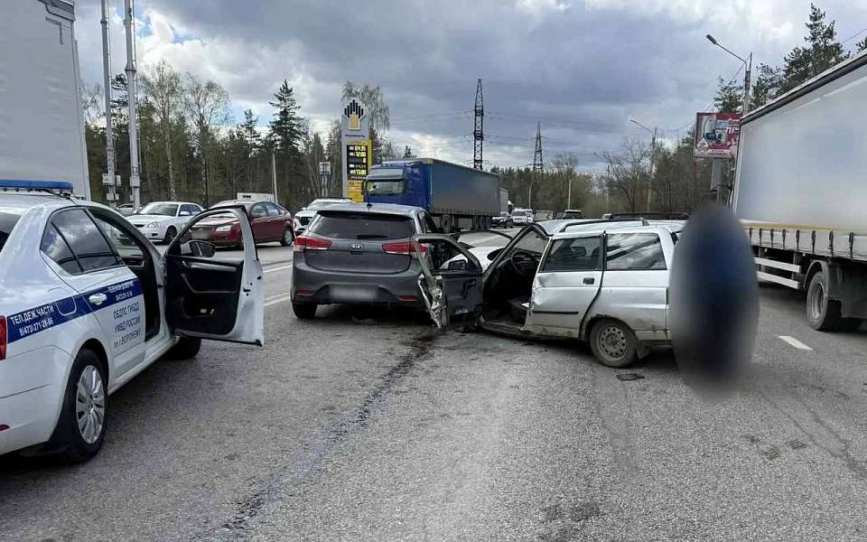 В Воронеже в массовом ДТП пострадали два человека