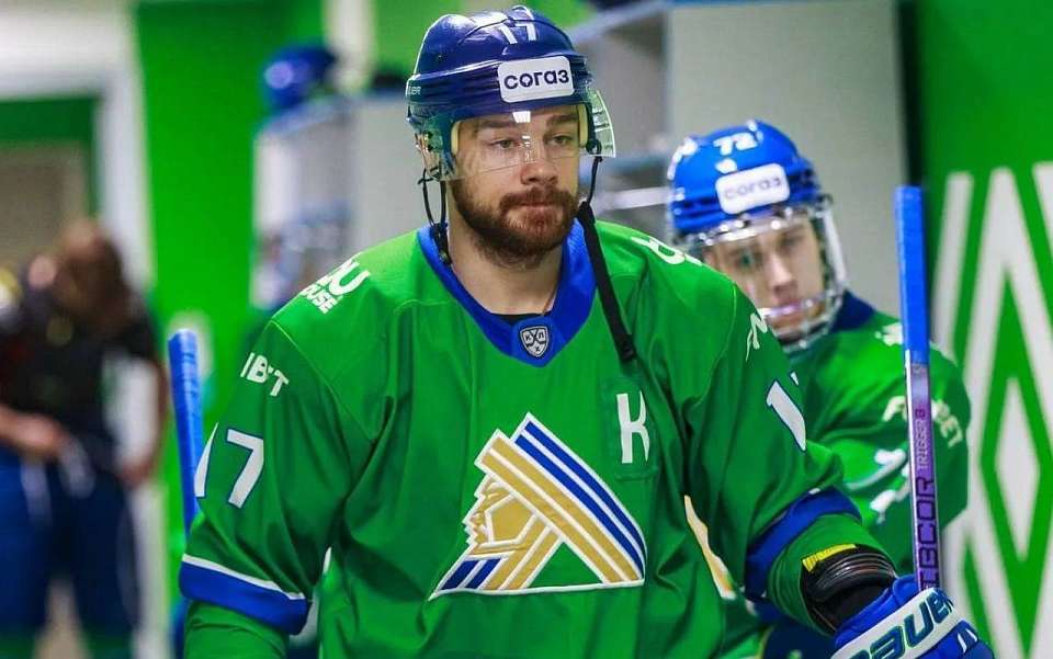 Врезавшись в борт, хоккеист из Воронежа сломал позвонок во время матча КХЛ