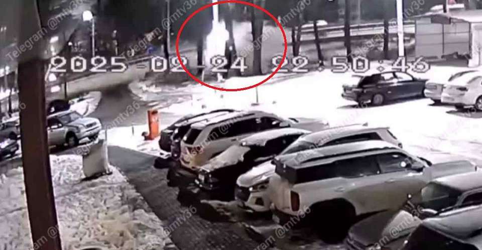 В Воронеже автомобиль на полной скорости влетел в отбойник на Московском проспекте