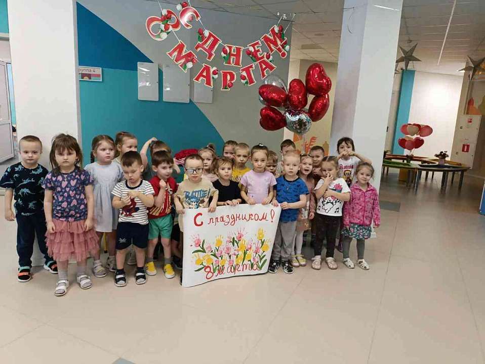 В преддверии Международного женского дня в Железнодорожном районе стартовал флешмоб поздравлений «Открытка на 8 марта»