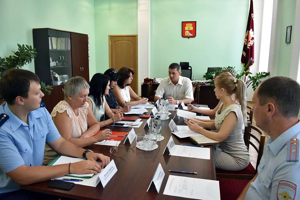 В Ленинском районе работают над укреплением имиджа служащих