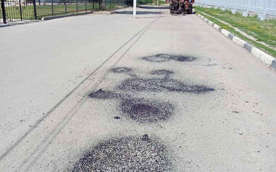 В Железнодорожном районе продолжается ямочный ремонт