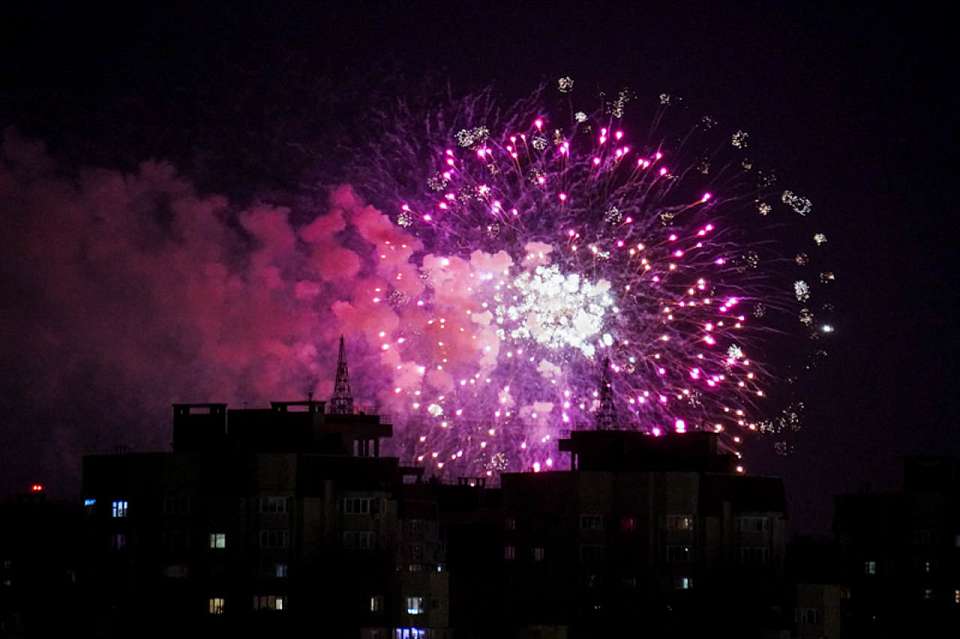 Запускавшего салют с крыши автобуса хулигана задержали за кражу в Воронеже