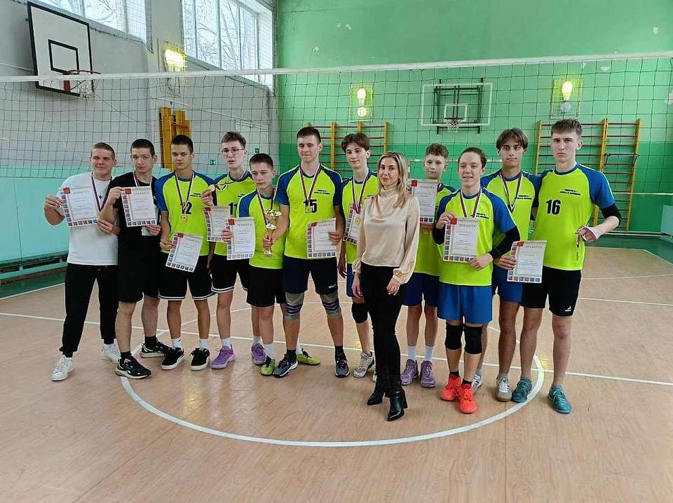 На территории Левобережного района в рамках круглогодичной Спартакиады прошли соревнования по волейболу