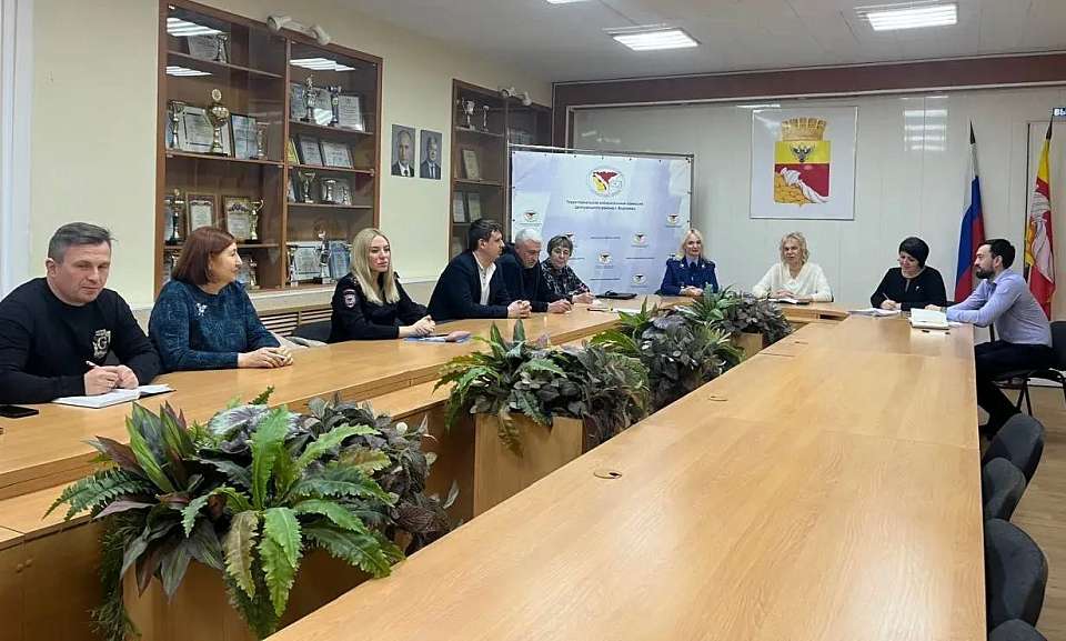 В Центральном районе прошло расширенное заседание комиссии по делам несовершеннолетних и защите их прав. В работе приняли участие представители прокуратуры