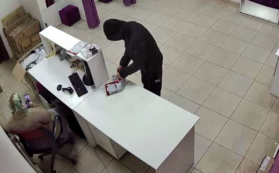 Две золотые цепочки из пункта выдачи заказов похитил мужчина под Воронежем