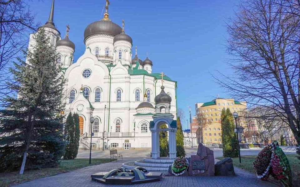 На 19 часов запретили парковку у Благовещенского собора в Воронеже