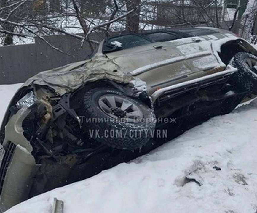 В водоотводный канал в Воронеже свалились две машины