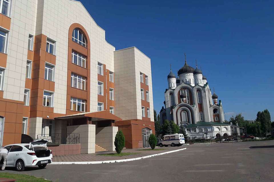 Вор попытался скрыться с ящиком для пожертвований для храма в Воронеже