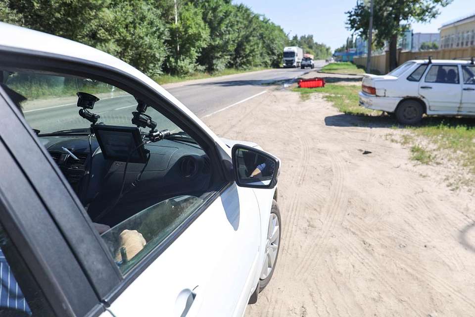Усилить борьбу с любителями парковаться на газонах в Воронеже призвал мэр Сергей Петрин