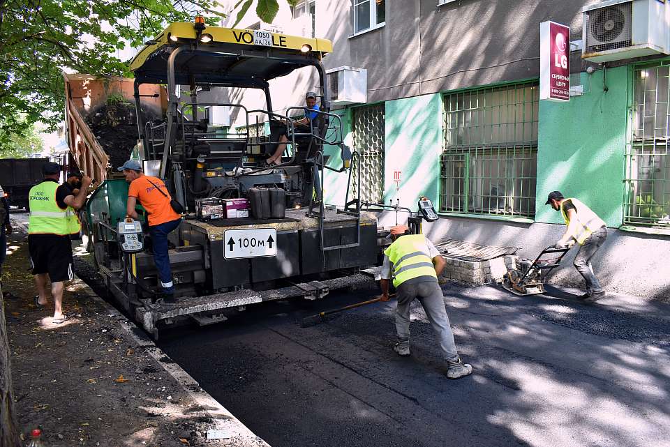 В Ленинском районе Воронежа ремонт дворов вступил в активную фазу