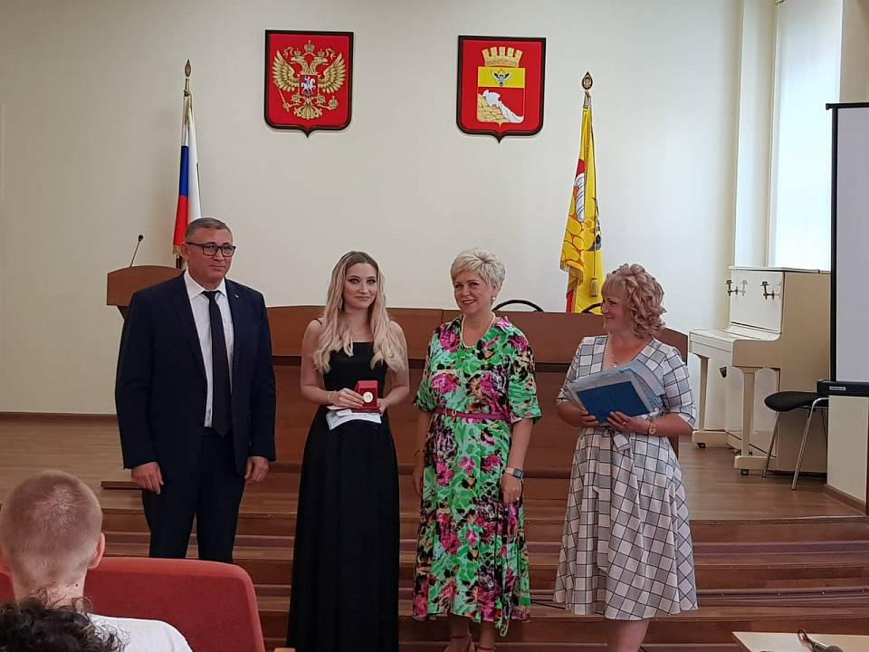 В Ленинском районе чествовали выпускников