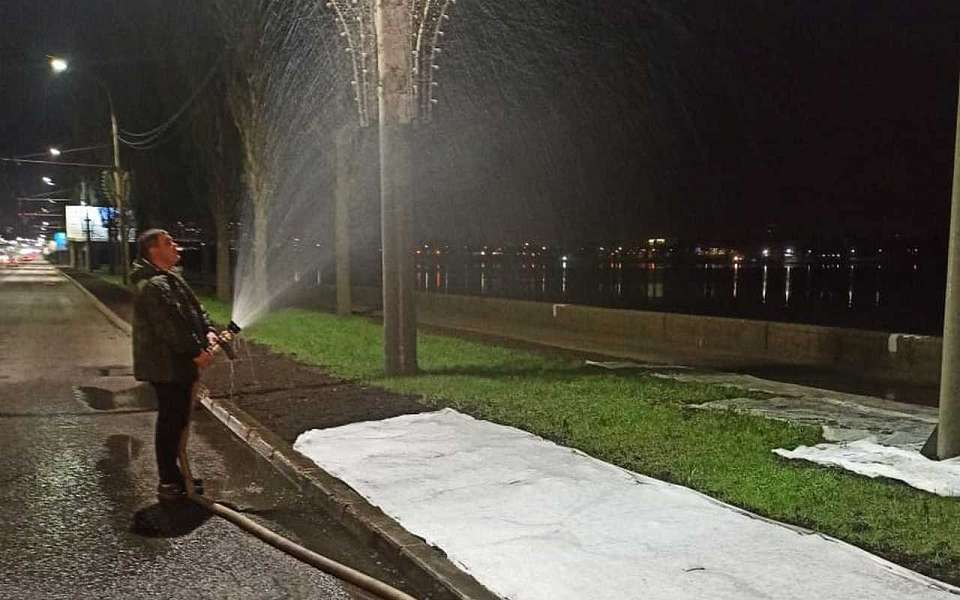 В Левобережном районе продолжается комплексный уход за зелёными насаждениями