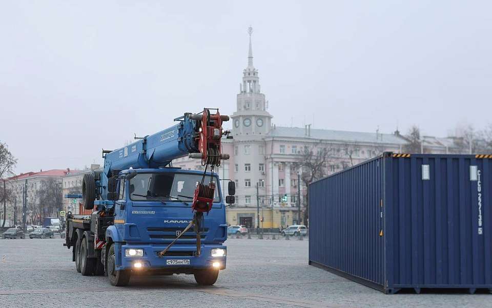 Монтировать новогоднее оформление начали на площади Ленина в Воронеже