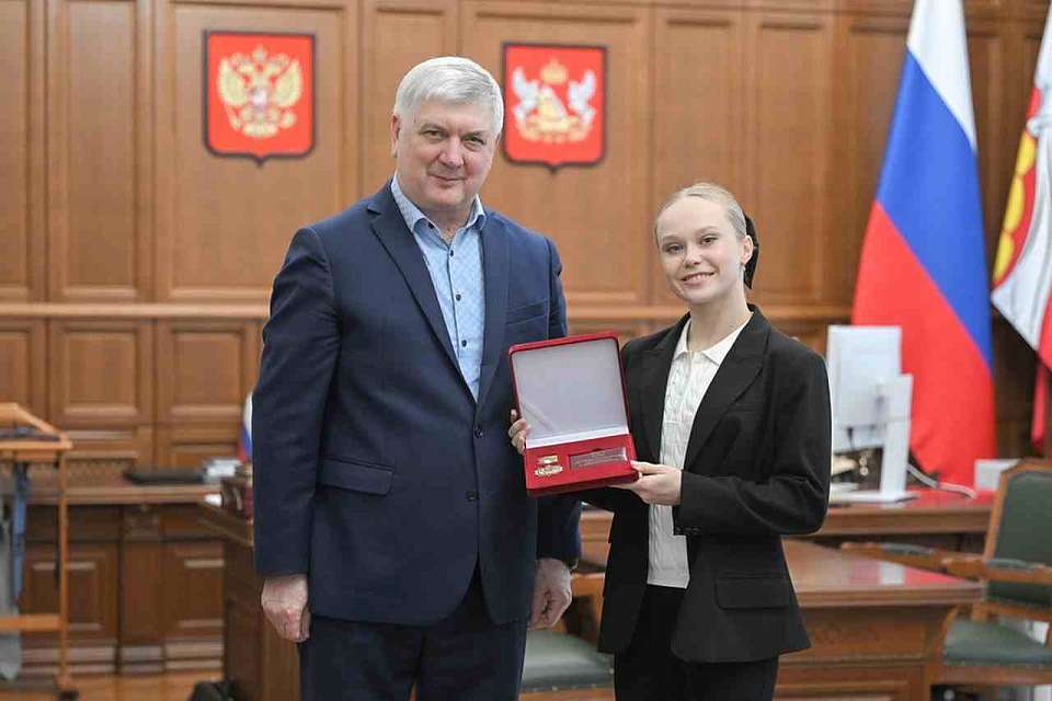 Ангелине Мельниковой губернатор вручил почетный знак «Благодарность от земли Воронежской»