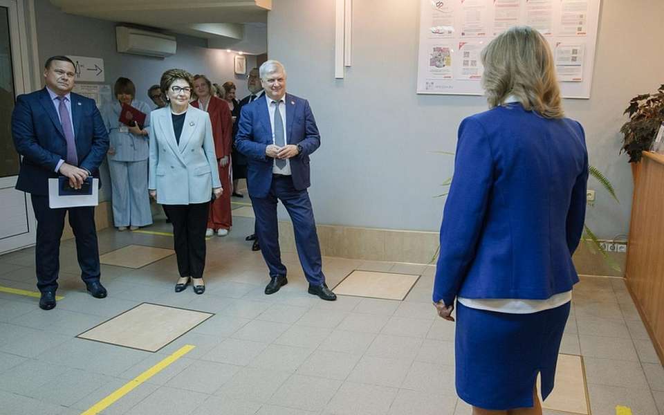 Воронежское отделение Соцфонда посетили сенатор Галина Карелова и губернатор Александр Гусев 