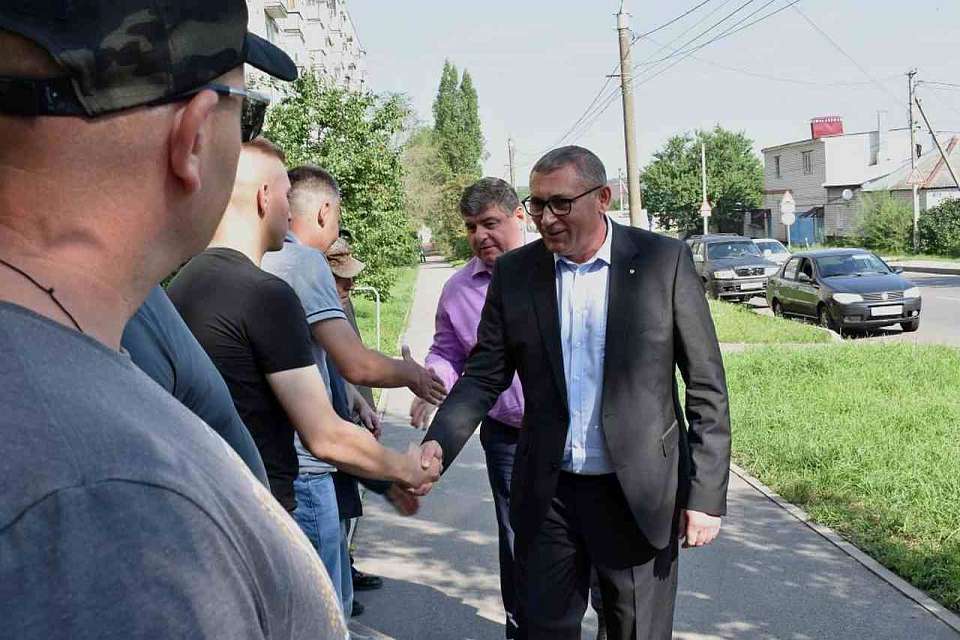 Главы Ленинского и Советского районов проводили бойцов, заключивших контракты к месту военной службы