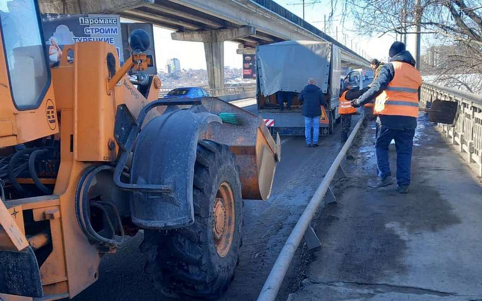 В Железнодорожном района наводят на улицах санитарный порядок