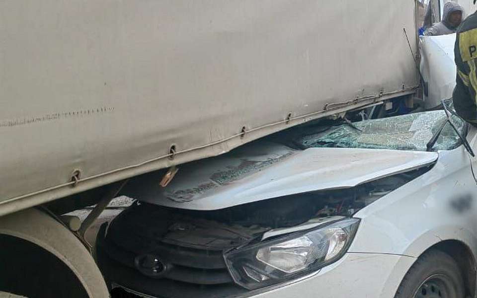 Таксист и молодая пассажирка попали в больницу после ДТП с фургоном в Воронеже