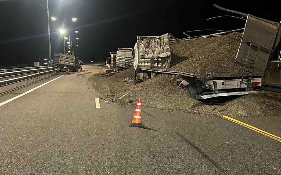  Водитель седельного тягача врезался в припаркованные грузовики на воронежской трассе