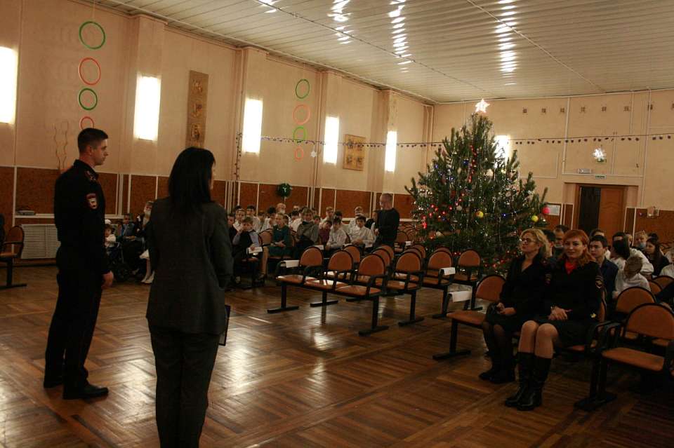Под Новый год к воспитанникам воронежского детского дома с поздравлениями пришли полицейские
