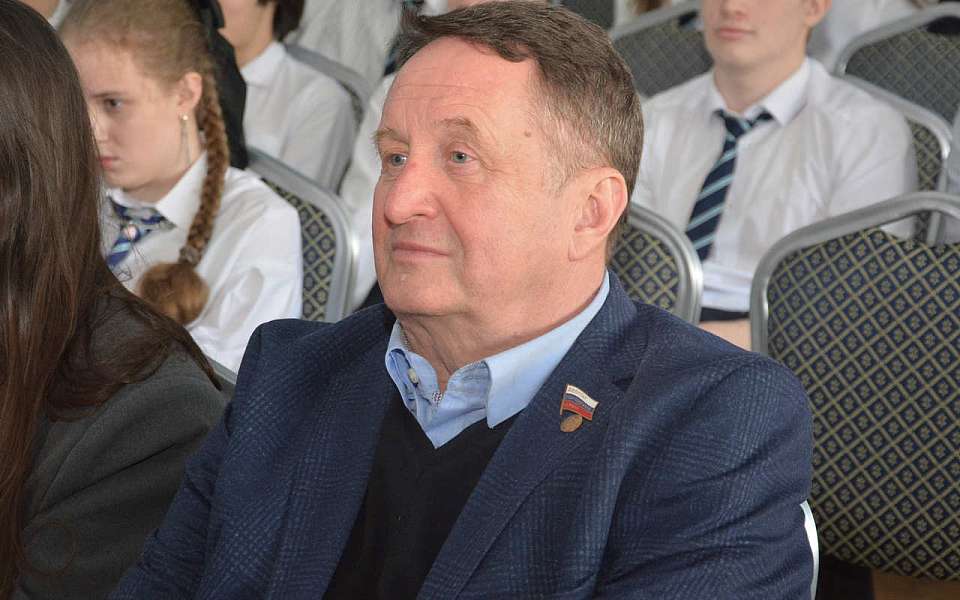 Почетного гражданина города, кардиохирурга Сергея Ковалева поздравил мэр Воронежа