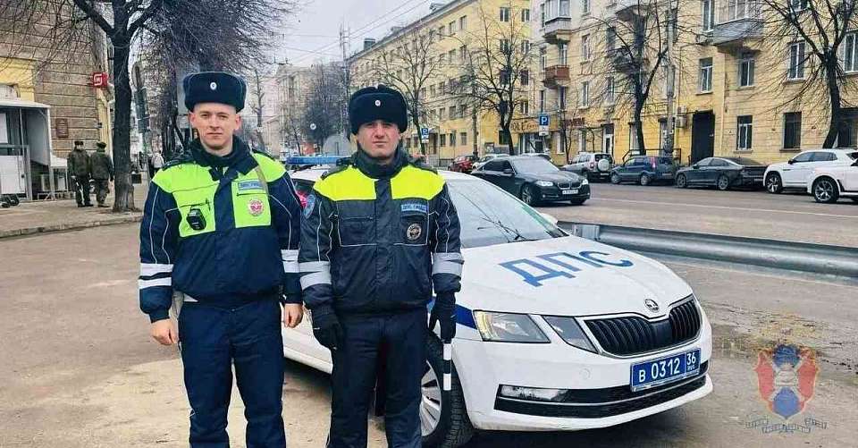 Воронежские полицейские спасли упавшего на тротуар мужчину