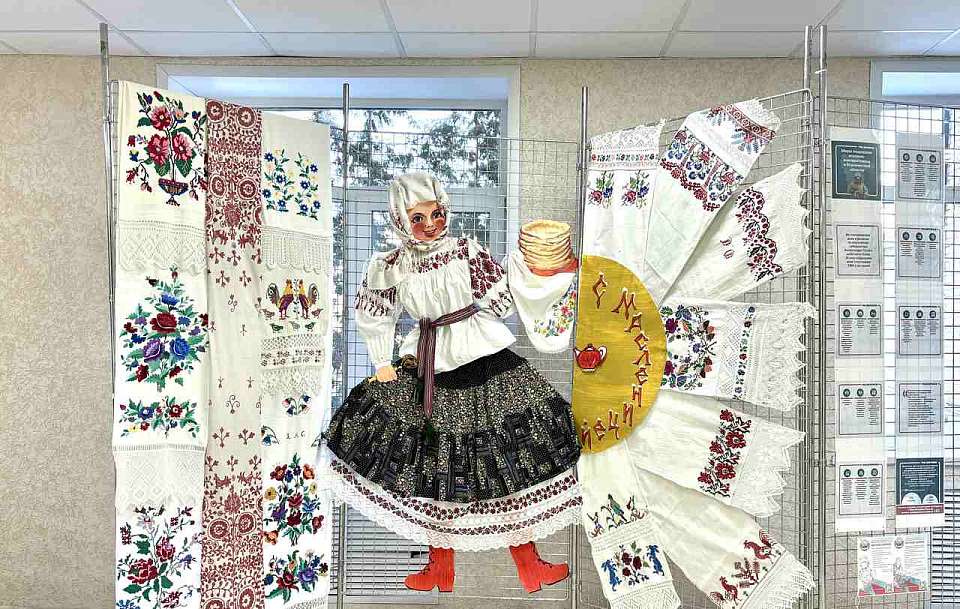 В управе района при содействии клуба «Восток» микрорайона Сомово открылась выставка, посвященная Масленице