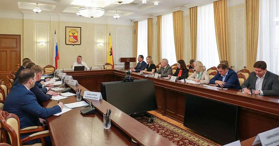 О соблюдении графика и сроков завершения строительства ряда объектов предупредил мэр Воронежа