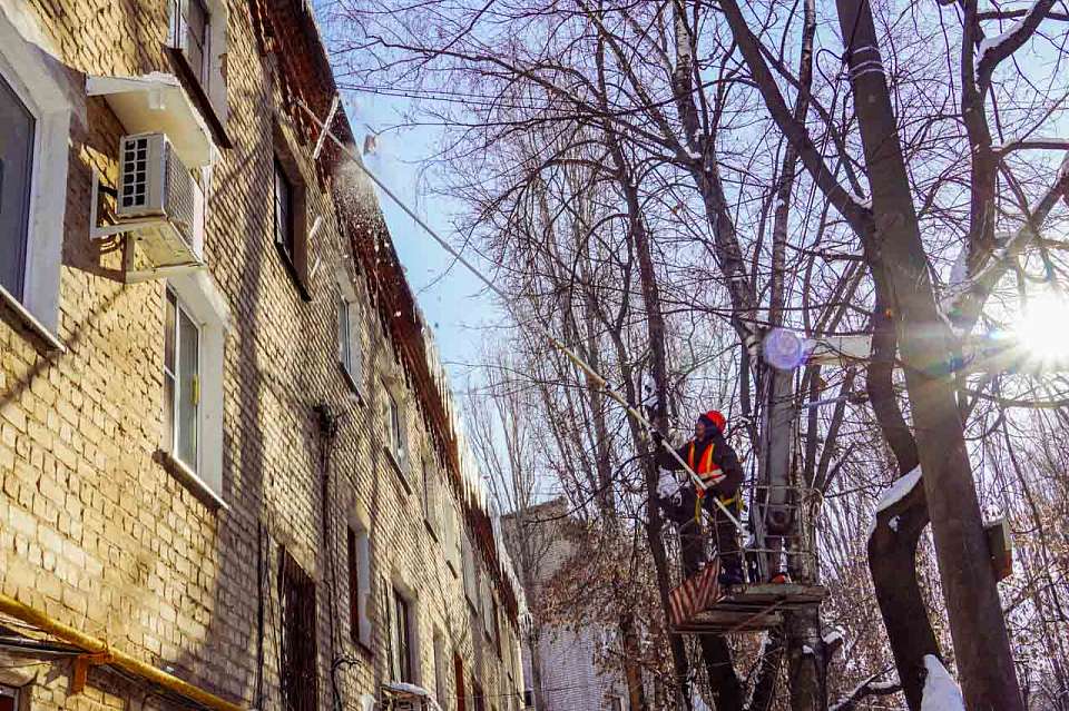 В Ленинском районе Воронежа сотрудники УК вышли на борьбу с сосульками 