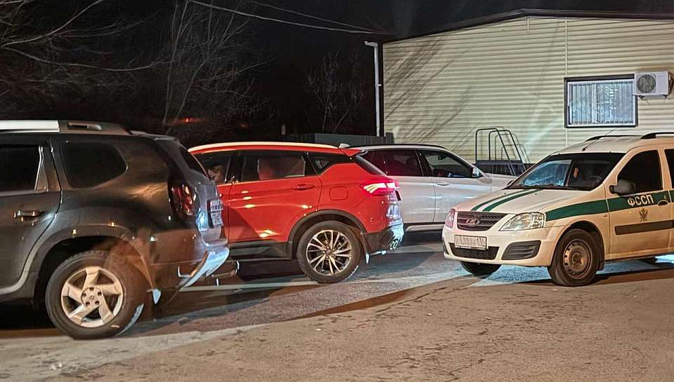 Более полусуток должник с сыном просидели в арестованном на выезде из Воронежа автомобиле