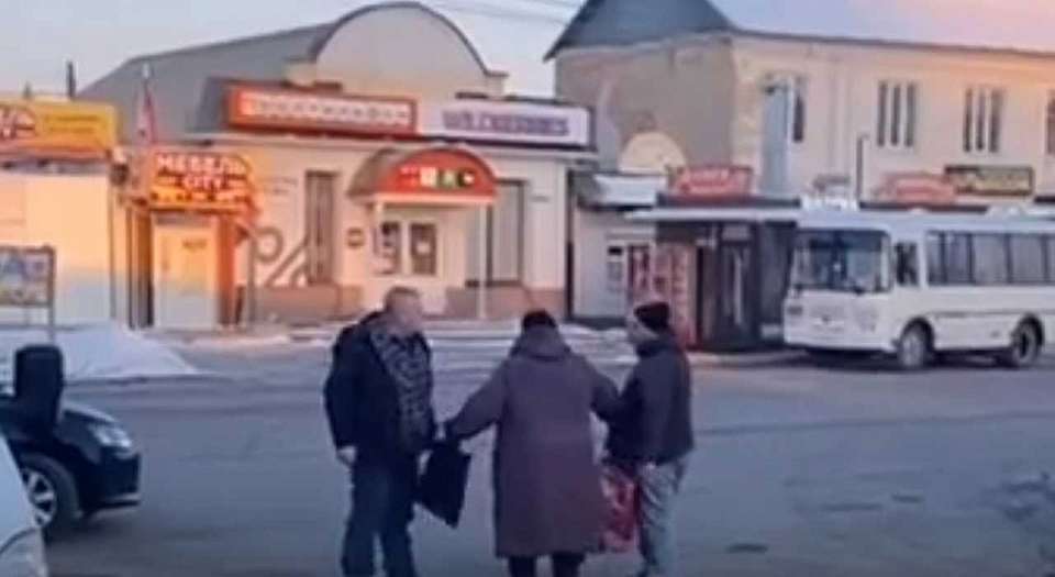 Появилась видео драки водителей маршруток в воронежском райцентре